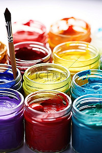 用刷子在罐子里涂上各种颜色的油漆