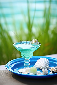 一个蓝色的盘子，上面有贝壳和贝壳的鸡尾酒
