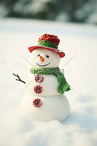 一个戴着高顶帽子的雪人坐在雪地上