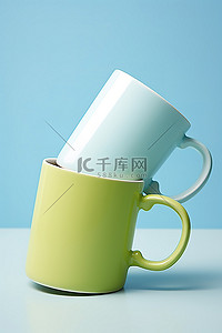蓝色茶杯背景图片_蓝色背景上的两个绿色和蓝色杯子