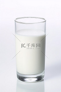 牛奶白色背景图片_白色表面与一杯温牛奶
