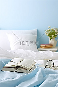 阅读材料背景图片_一张白色的床，上面有白色的被子，里面有阅读材料