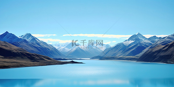 偏远山区背景图片_山区附近有一个蓝色的湖泊