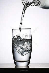 杯中水背景图片_水被倒入玻璃杯中