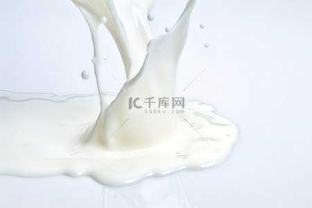 白色背景上流动的液态奶