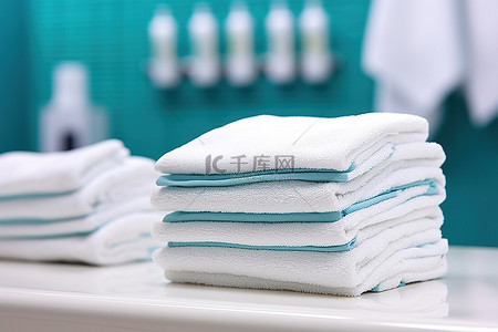 浴室里的毛巾叠在一起