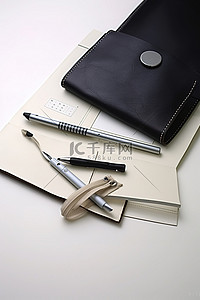 削笔刀包装背景图片_装有笔和纸制品的皮革袋