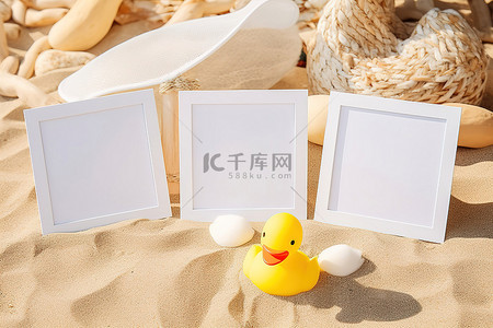 橡皮背景图片_用橡皮鸭印在沙子上的空相框