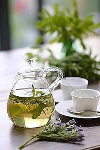 乌龙茶叶背景图片_桌上有一个鼠尾草茶壶