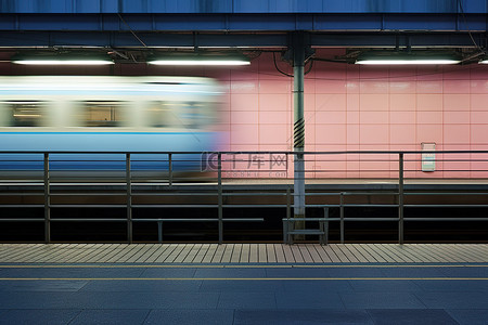 交通背景图片_火车站台尽头的灰色建筑
