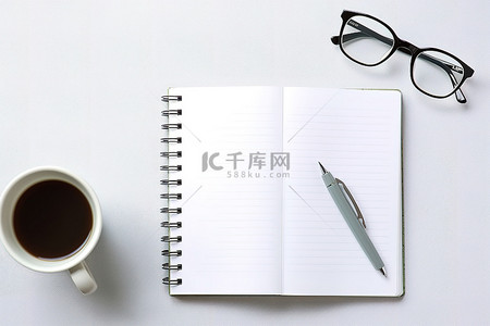 咖啡钢笔背景图片_桌面上有笔记本咖啡杯和餐具