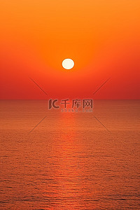大海和天空背景图片_大海和夕阳落在橙色的水体上