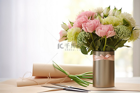 木桌上放着一个花瓶，里面有花剪刀和用品