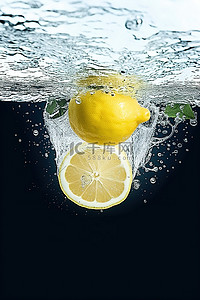 柠檬在水下滑倒