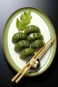一盘绿色食品和白色筷子
