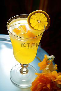 一罐柠檬片橙汁饮料