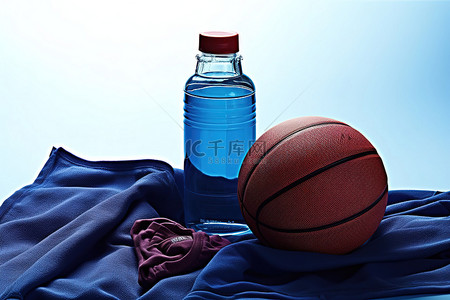 蓝色抹布和篮球以及水瓶