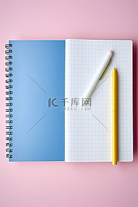 两个笔记本，里面有粉色和蓝色的笔