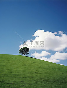 猴子爬树gif背景图片_一棵孤独的树坐落在绿色的山顶上