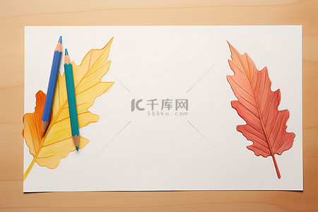 一堆纸，上面有不同颜色的铅笔和一片叶子