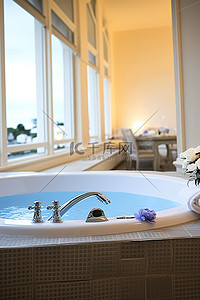 酒店图片背景图片_酒店图片前有一个按摩浴缸