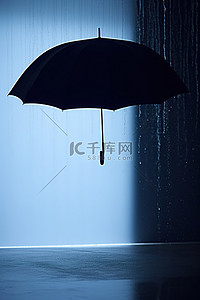 有人拿着雨伞，雨水溅到了雨伞上