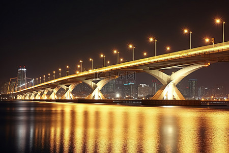 交通背景图片_夜间水面上的一座桥，背景是天际线