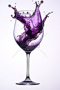 酒杯往杯外倒紫色的水
