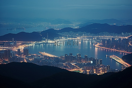 香港的一座山，俯瞰城市和海洋
