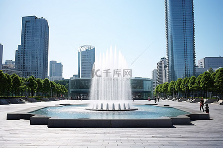 喷泉周围有大型摩天大楼和高层建筑的大广场