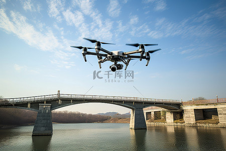 一架无人机绕桥低空飞行