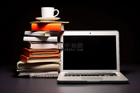 工作笔记本电脑和咖啡杯