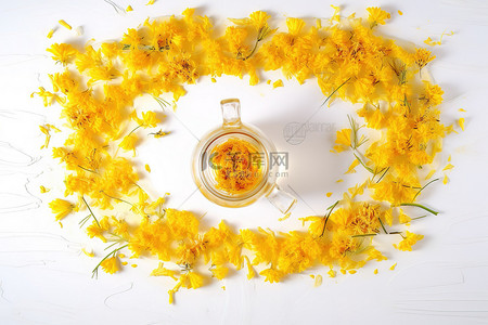 中茶壶背景图片_白色背景框架中的黄色花和茶壶