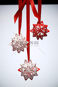 白绳上挂着红丝带的圣诞饰品