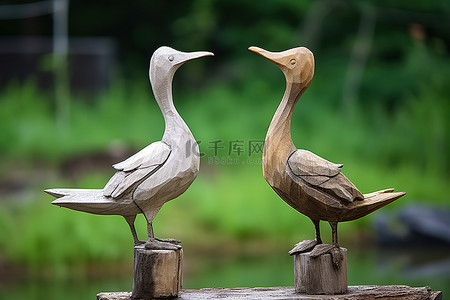 两只坐着的母鸡和鹅的木雕
