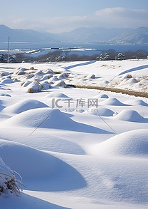 冬天背景图片_一片满是雪的田地，上面点缀着一些干草堆