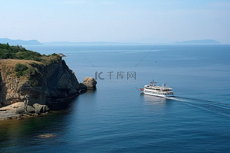 海上航行背景图片_一艘渡船在悬崖尽头的海上航行