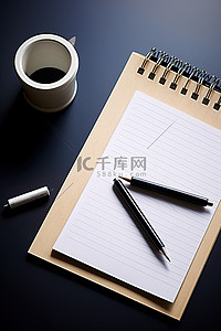 桌子上有一个带有夹子的 s4 记事本，上面有铅笔和便签本