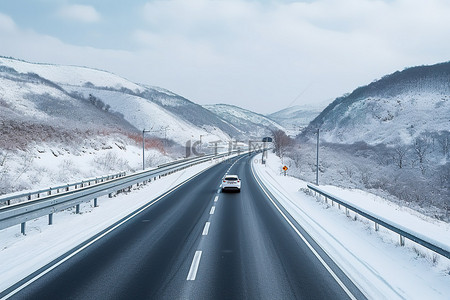一辆白色汽车沿着积雪的高速公路行驶