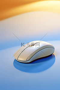 桌子上放着一个白色的电脑鼠标