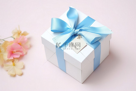 一个带有感谢信和蓝色蝴蝶结的礼品盒