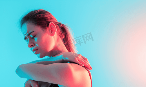 运动健身女性肩膀疼