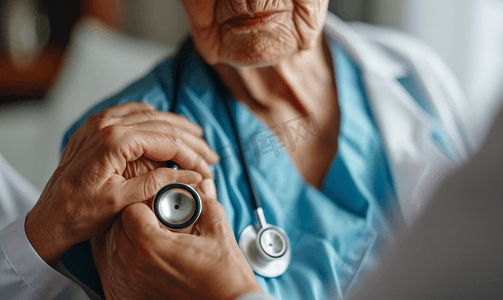 定期检查图片摄影照片_护士用听诊器给老人检查身体