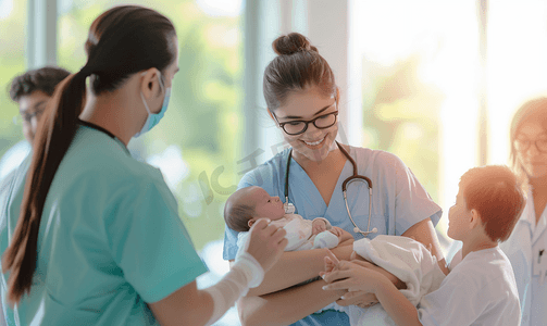 签到中心摄影照片_医护人员接待新生儿和搀扶产妇