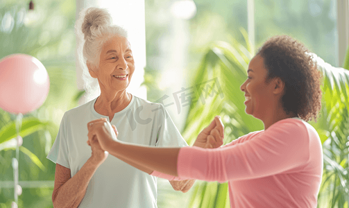 年轻女护工指导老人康复运动