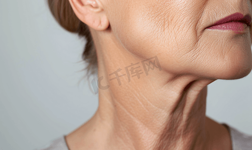 化妆品促销海报摄影照片_中年女性脖颈特写