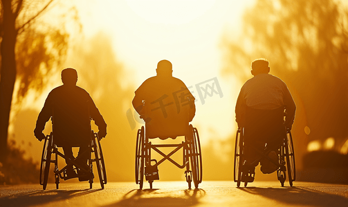 残障男士在轮椅上