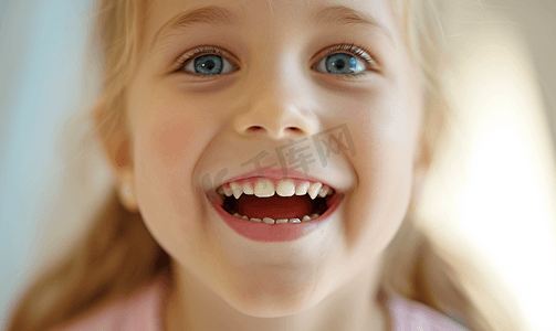 被检查牙齿的小女孩
