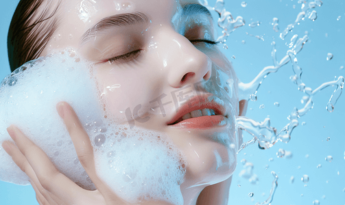 面部补水水纹效果摄影照片_女性使用泡沫洗面奶清洁面部