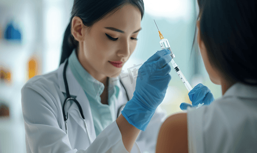 女医生为患者注射疫苗